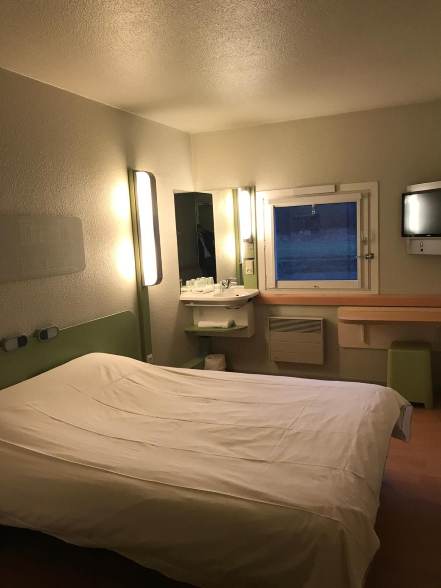 Ibis Budget L'Isle Adam Екстериор снимка