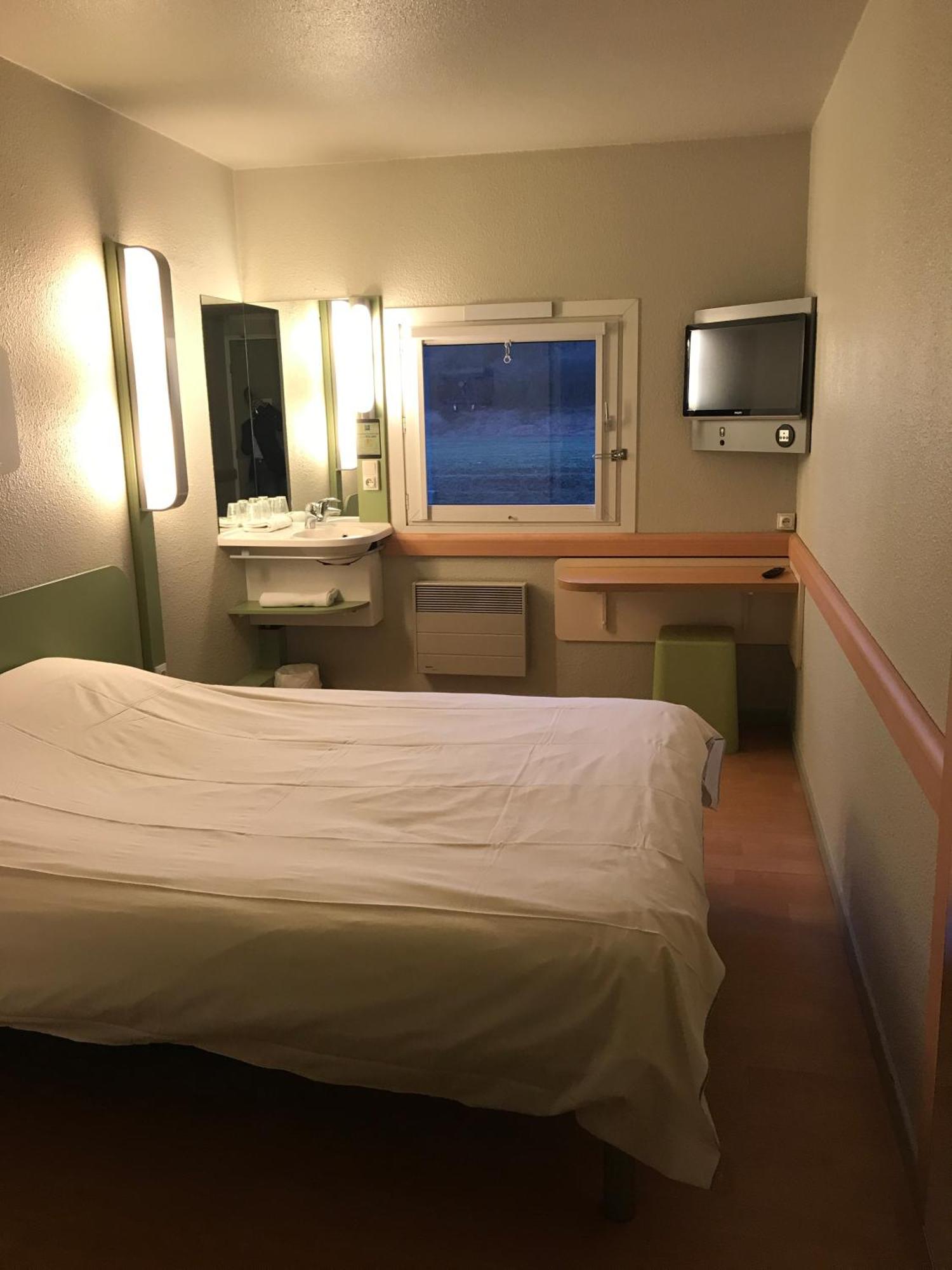Ibis Budget L'Isle Adam Екстериор снимка